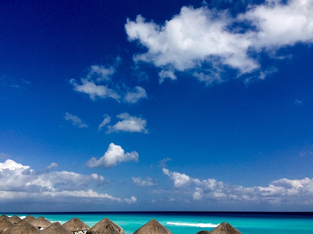 Foto la vista panoramica del mare sul cielo blu