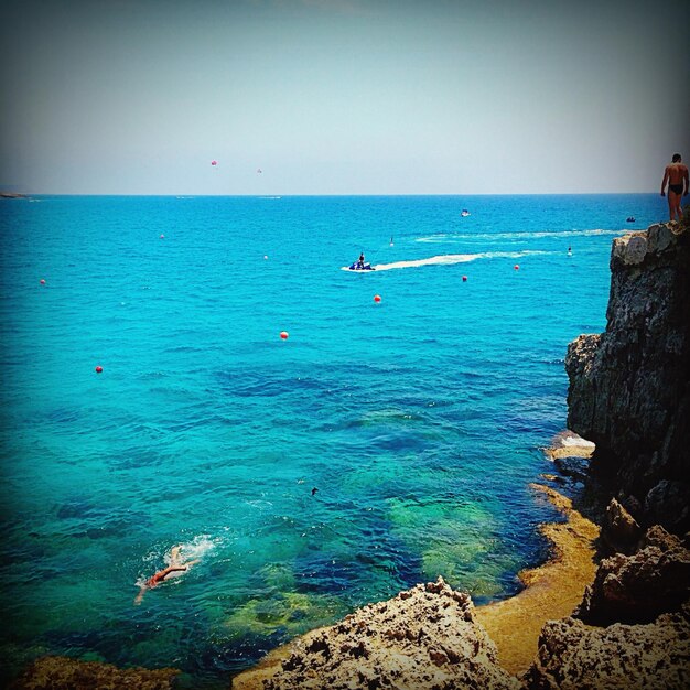 Foto la vista panoramica del mare sul cielo blu