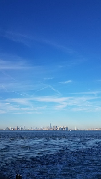 青い空を背景にした海の景色