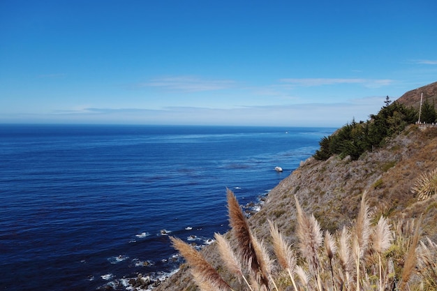 Foto la vista panoramica del mare sul cielo blu