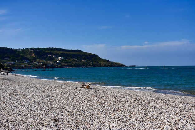 Foto la vista panoramica del mare sul cielo blu