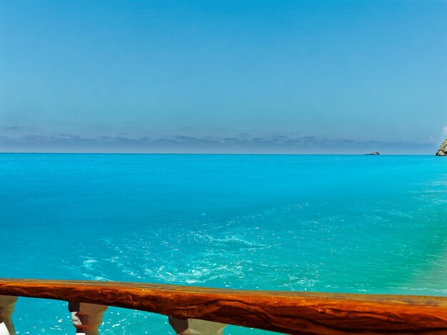 Foto la vista panoramica del mare sul cielo blu