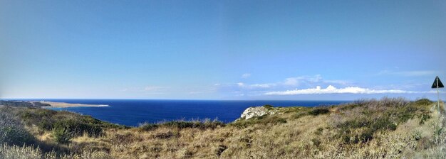 Foto la vista panoramica del mare sul cielo blu