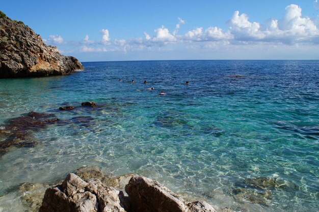 Foto vista panoramica del mare sul cielo blu