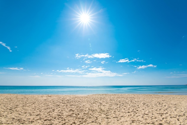 Photo scenic view of sea against bright sun