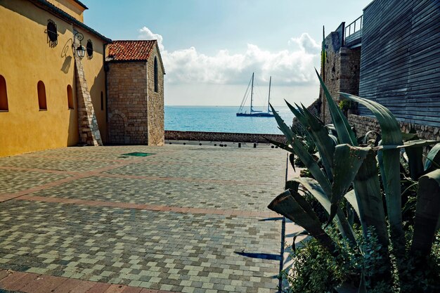 Photo scenic view of sea against buildings