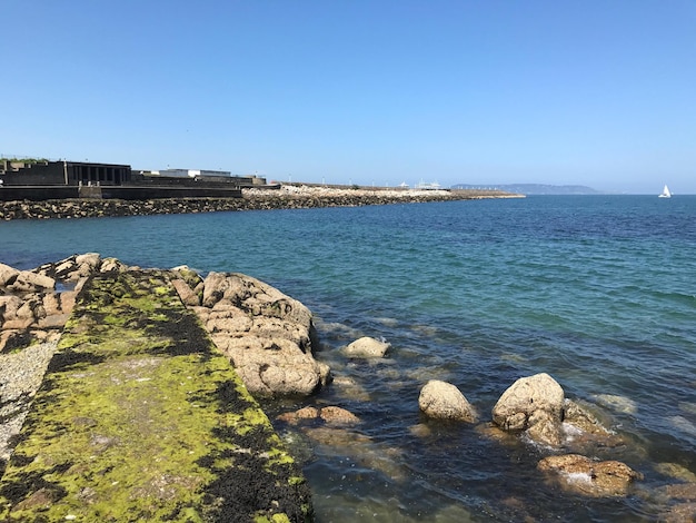 Foto la vista panoramica del mare contro un cielo blu limpido