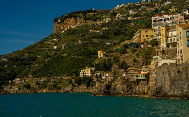 Foto la vista panoramica del mare contro un cielo blu limpido