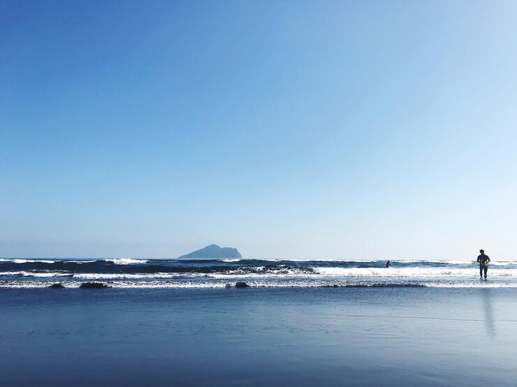Photo 晴れた青い空に照らされた海の景色