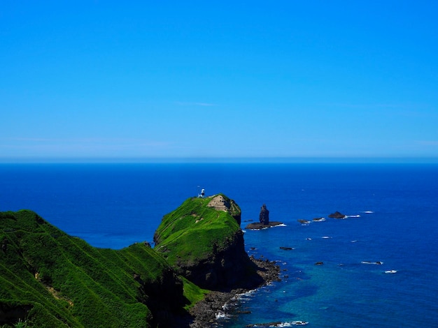 Foto la vista panoramica del mare contro un cielo blu limpido