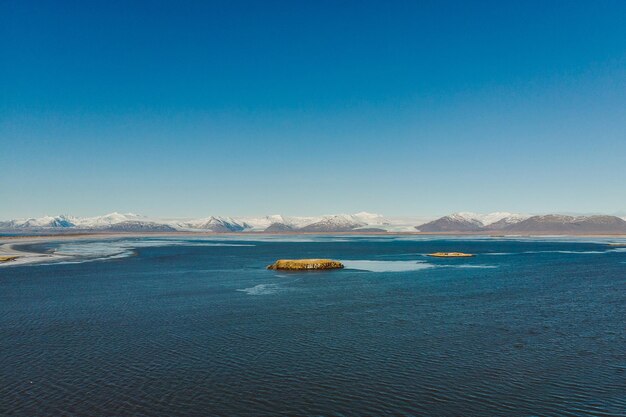Красивый вид на море на фоне чистого голубого неба