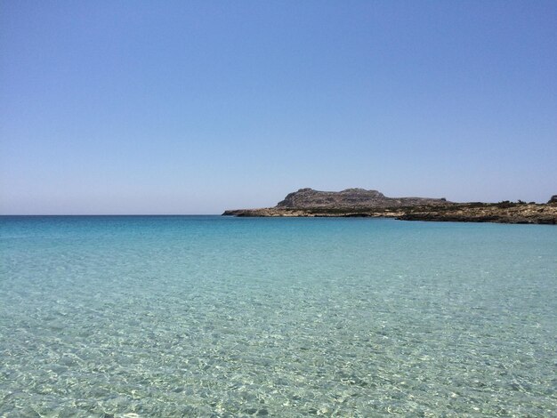 Foto la vista panoramica del mare contro un cielo blu limpido