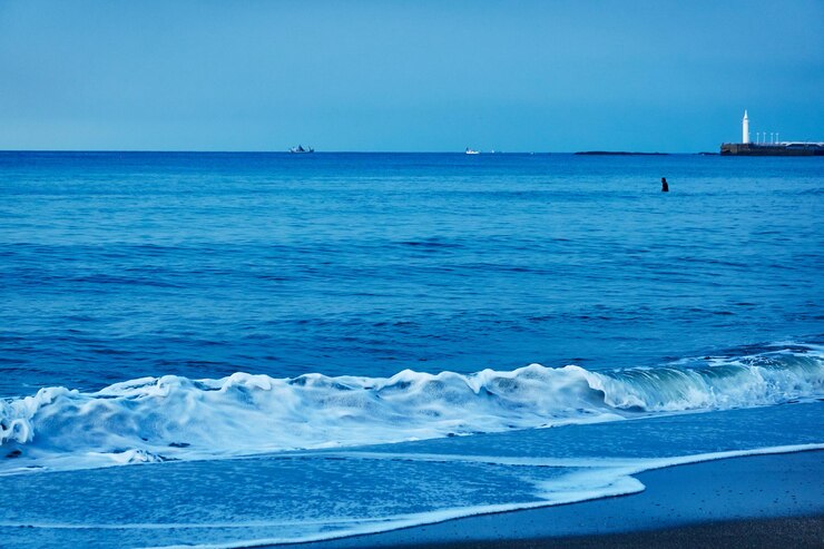 Photo 晴れた青い空に照らされた海の景色
