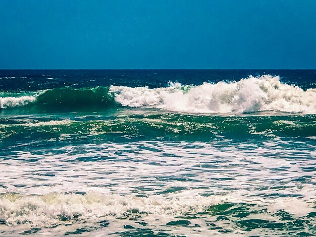 Foto la vista panoramica del mare contro un cielo blu limpido