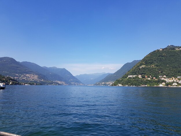 La vista panoramica del mare contro un cielo blu limpido