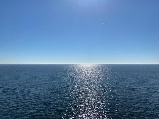 Photo scenic view of sea against clear blue sky