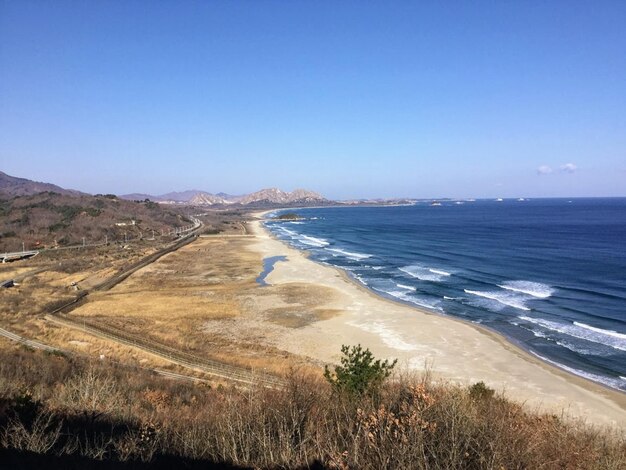 Foto la vista panoramica del mare contro un cielo blu limpido