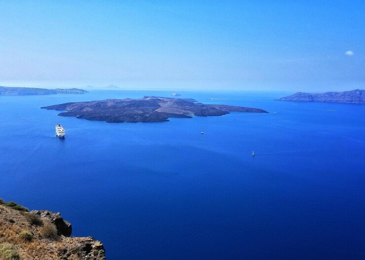 Photo 晴れた青い空に照らされた海の景色