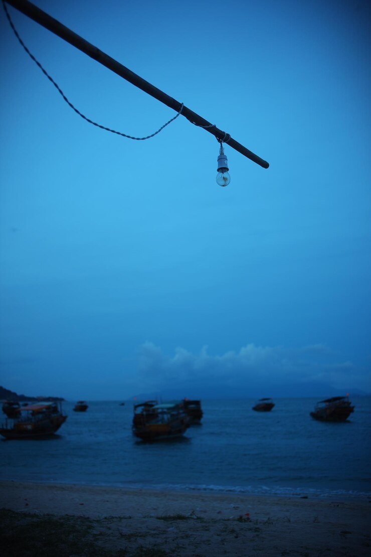 Photo 晴れた青い空に照らされた海の景色