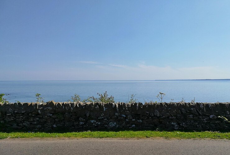Photo 晴れた青い空に照らされた海の景色