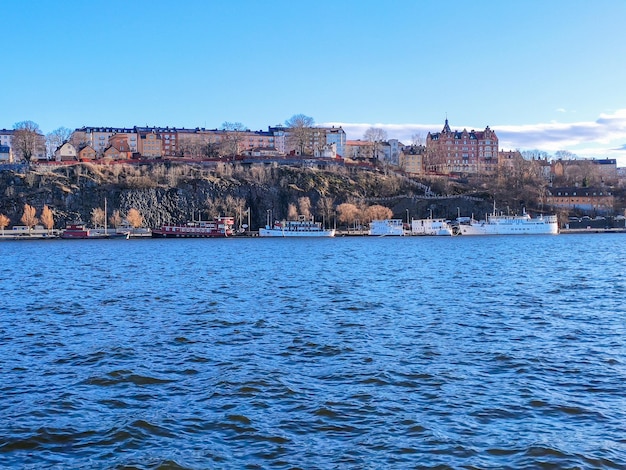 Красивый вид на море на фоне чистого голубого неба