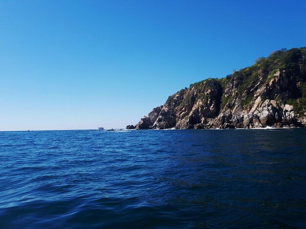 Foto la vista panoramica del mare contro un cielo blu limpido