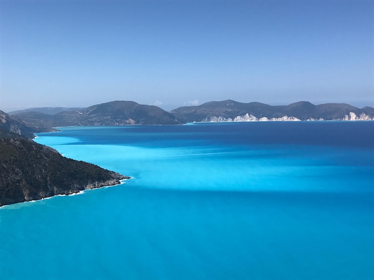 Фотография красивый вид на море на фоне чистого голубого неба