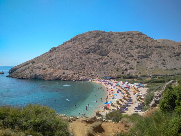 Foto la vista panoramica del mare contro un cielo blu limpido