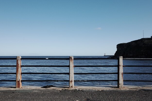 晴れた青い空に照らされた海の景色