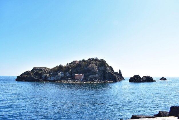 Foto la vista panoramica del mare contro un cielo blu limpido