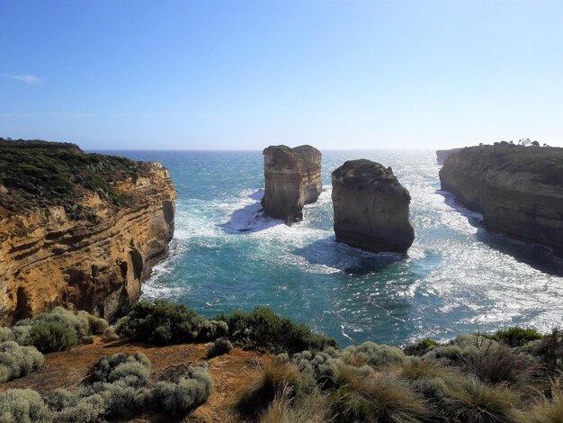 La vista panoramica del mare contro un cielo blu limpido