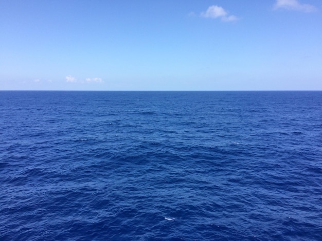 Photo scenic view of sea against clear blue sky