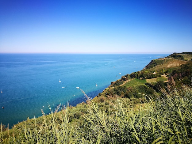 Foto la vista panoramica del mare contro un cielo blu limpido