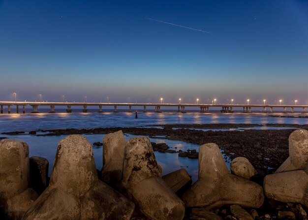 Foto la vista panoramica del mare contro un cielo blu limpido