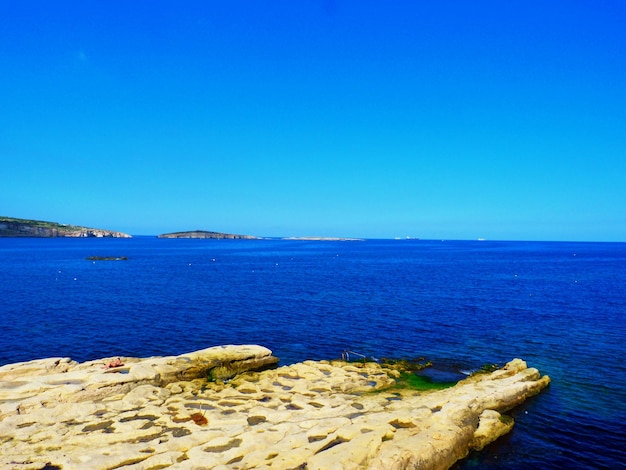 La vista panoramica del mare contro un cielo blu limpido