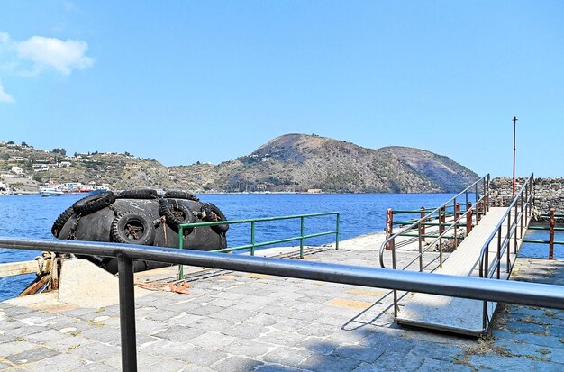 La vista panoramica del mare contro un cielo blu limpido