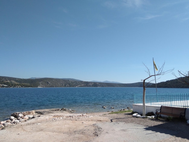 Foto la vista panoramica del mare contro un cielo blu limpido