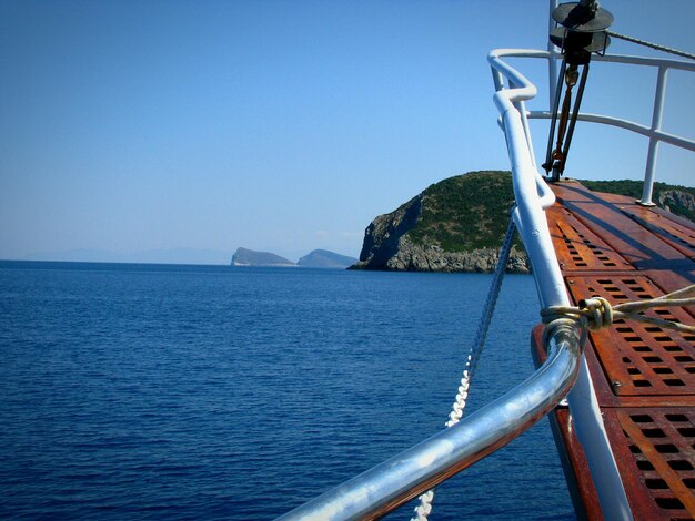 Foto vista panoramica del mare contro un cielo blu limpido