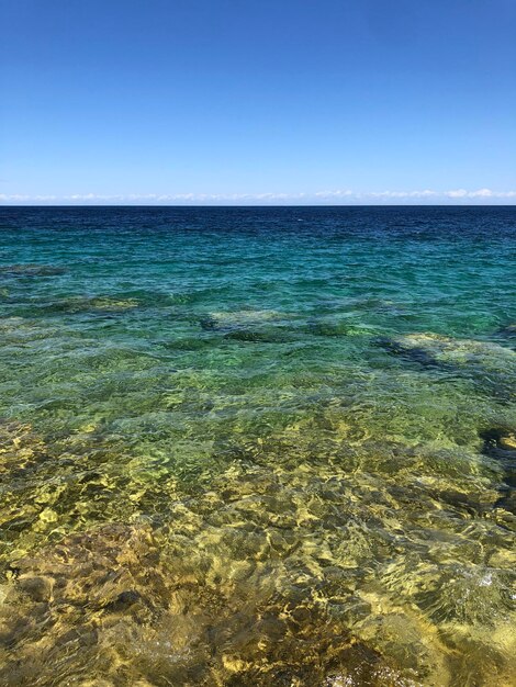 Foto la vista panoramica del mare contro un cielo blu limpido