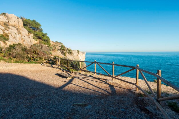 Foto la vista panoramica del mare contro un cielo blu limpido