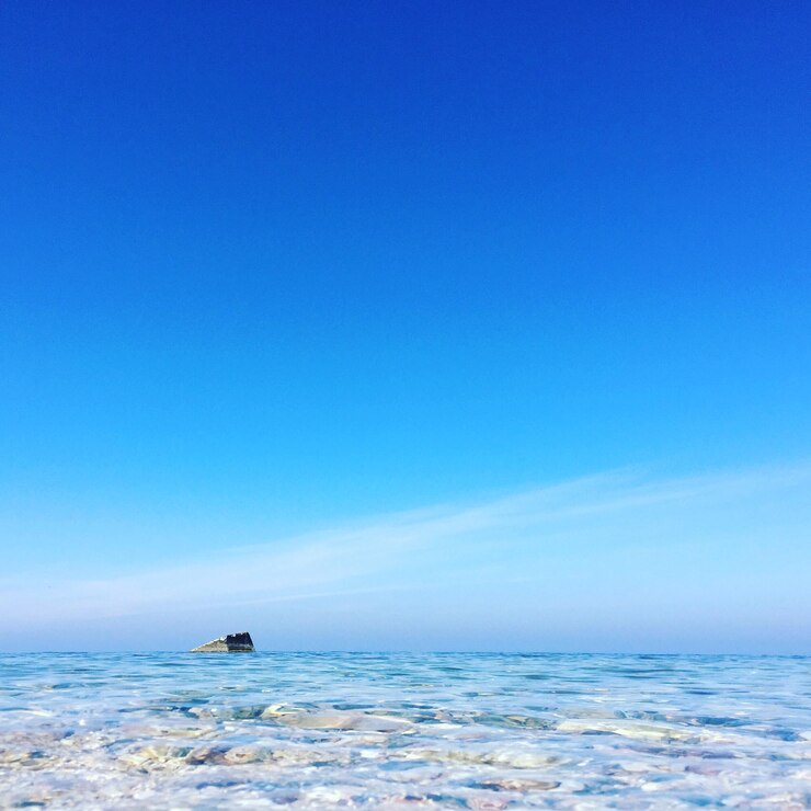 Photo  ⁇ 은 파란 하늘 을 배경 으로 바다 의 풍경