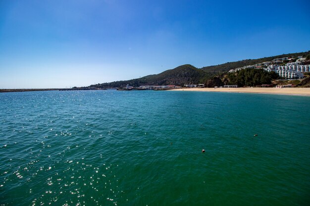 Foto la vista panoramica del mare contro un cielo blu limpido