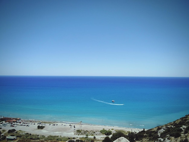 Foto la vista panoramica del mare contro un cielo blu limpido