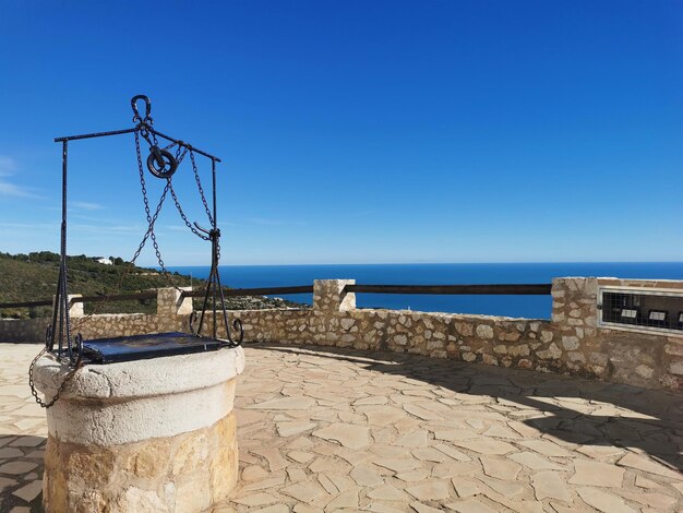 Foto la vista panoramica del mare contro un cielo blu limpido