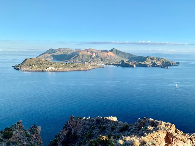 Foto la vista panoramica del mare contro un cielo blu limpido