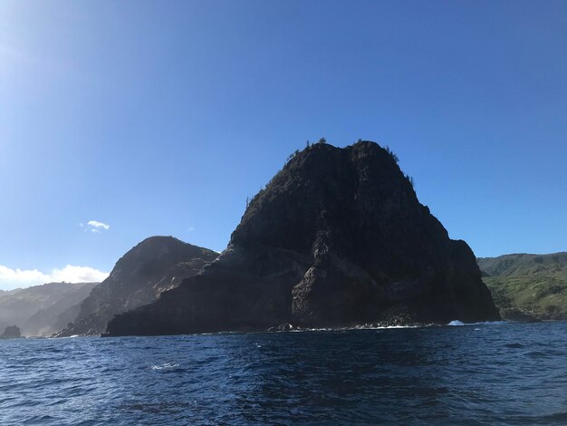 Foto vista panoramica del mare contro un cielo blu limpido