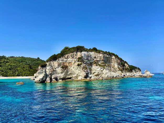 Foto la vista panoramica del mare contro un cielo blu limpido