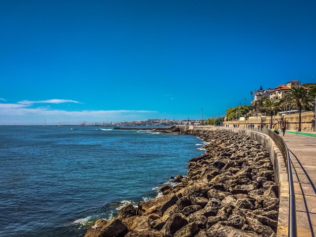 Foto la vista panoramica del mare contro un cielo blu limpido