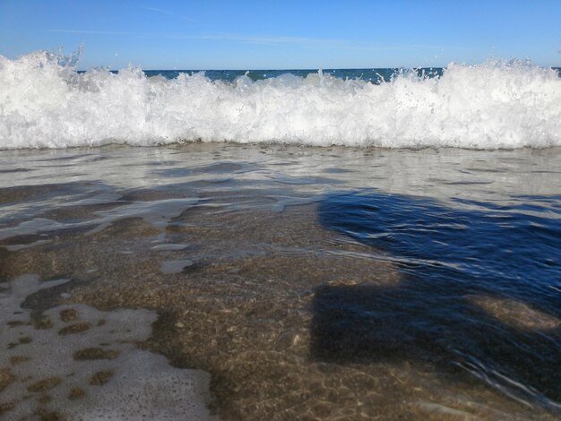 Foto la vista panoramica del mare contro un cielo blu limpido