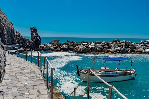 Photo scenic view of sea against clear blue sky